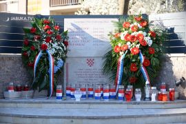 TIŠINA, MOLITVA I SUZE: ŠIROKI BRIJEG OBILJEŽIO TUŽNU OBLJETNICU RAKETIRANJA I ŠEST UGAŠENIH ŽIVOTA