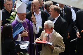 POKOPANE ŽRTVE IZ JAME JAZOVKE TE PREDANE ZASTAVE S LIJESOVA ZASLUŽNIM USTANOVAMA, UDRUGAMA I POJEDINCIMA