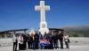 HRVATI IZ BOKE KOTORSKE POSJETILI MEMORIJALNI CENTAR GROBLJE MIRA I FRANJEVAČKI SAMOSTAN NA ŠIROKOM BRIJEGU – SNAŽNI OSJEĆAJI KROZ MOLITVU, SJEĆANJE I ZAJEDNIŠTVO